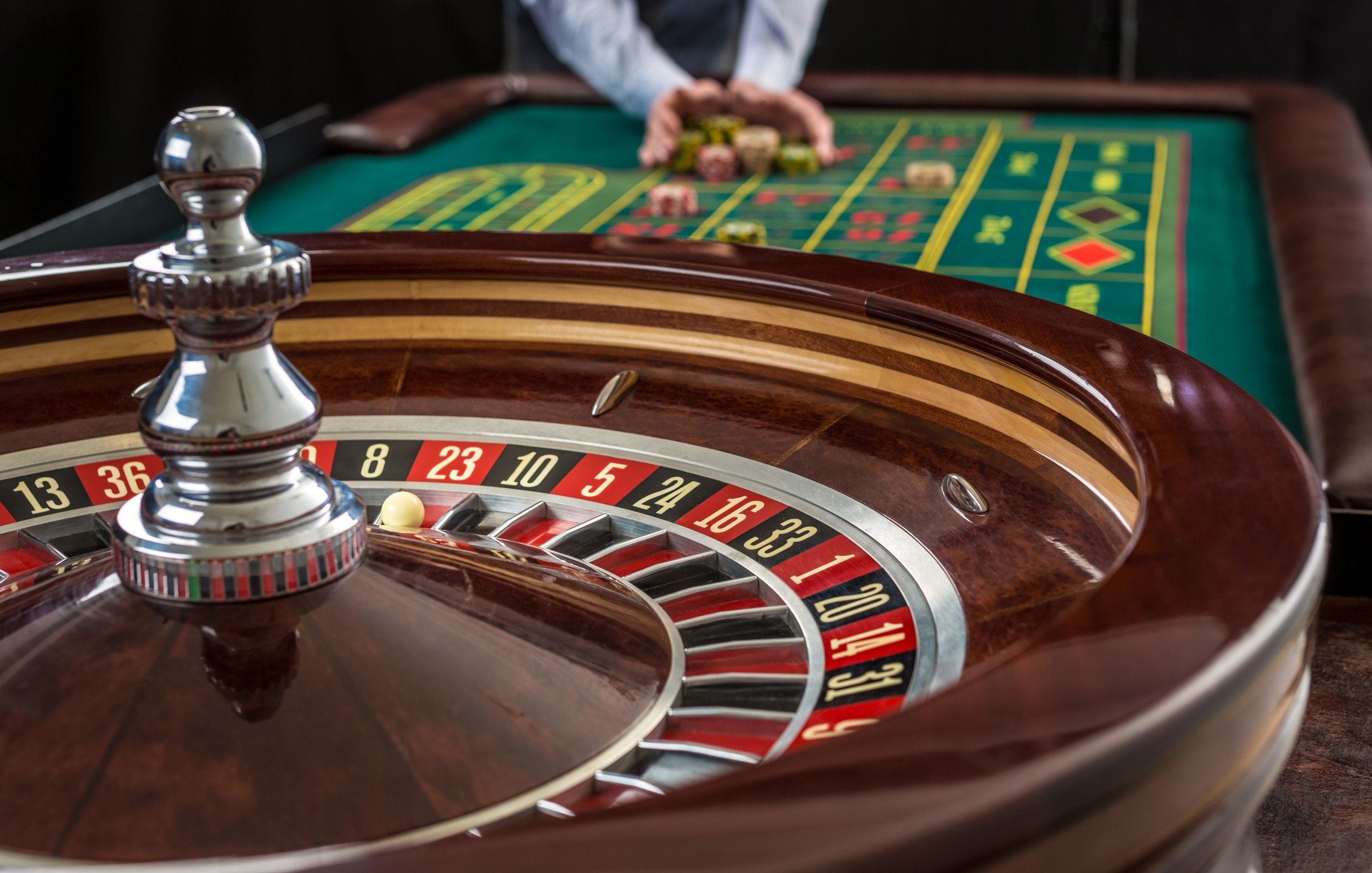 777 gaming Sportsbook App မိုဘိုင်းဖုန်းဖြင့် Live Betting ပြုနေသောပုံ
